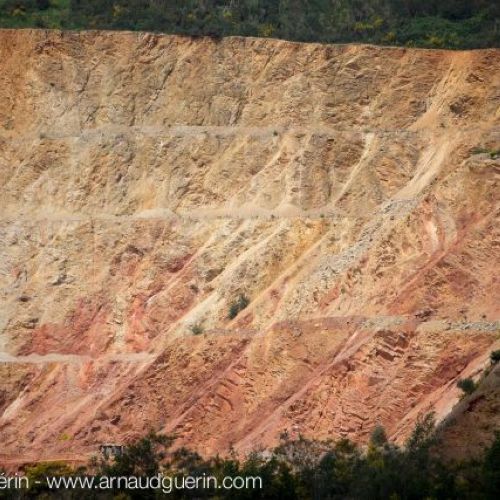 Vue g�n�ral des couches de quartzite du gisement de Vignats depuis le fond de la carri�re � 80m de profondeur