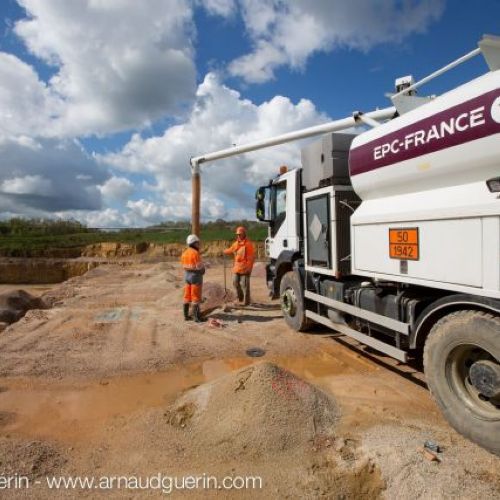 L�unit� mobile de fabrication d�explosif (UMFE) en op�ration de chargement des trous de mines, avant le d�clenchement du tir