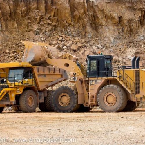 Chargement en pied de bute, avec la chargeuse Caterpillar 990k